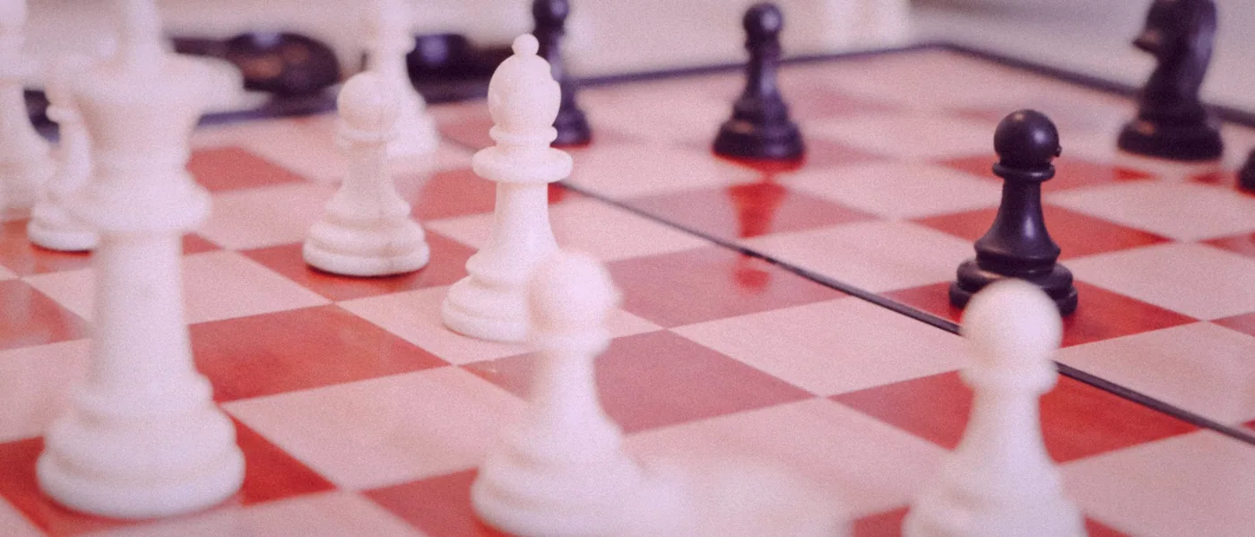 Lépcsőlejáró a ház hátsó oldalán, alján vasajtóval és kis táblával, esti fényben